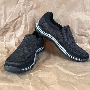 SKECHERS never worn men sneakers in black color, size 10
